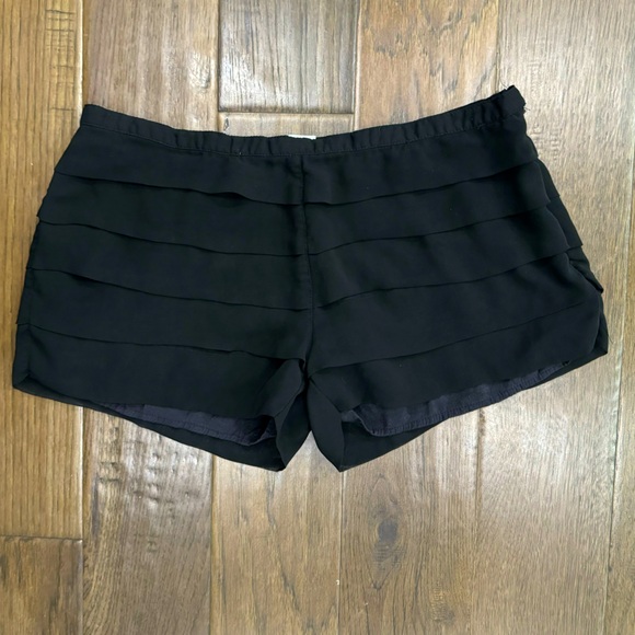 Esley Shorts - Picture 1 of 6